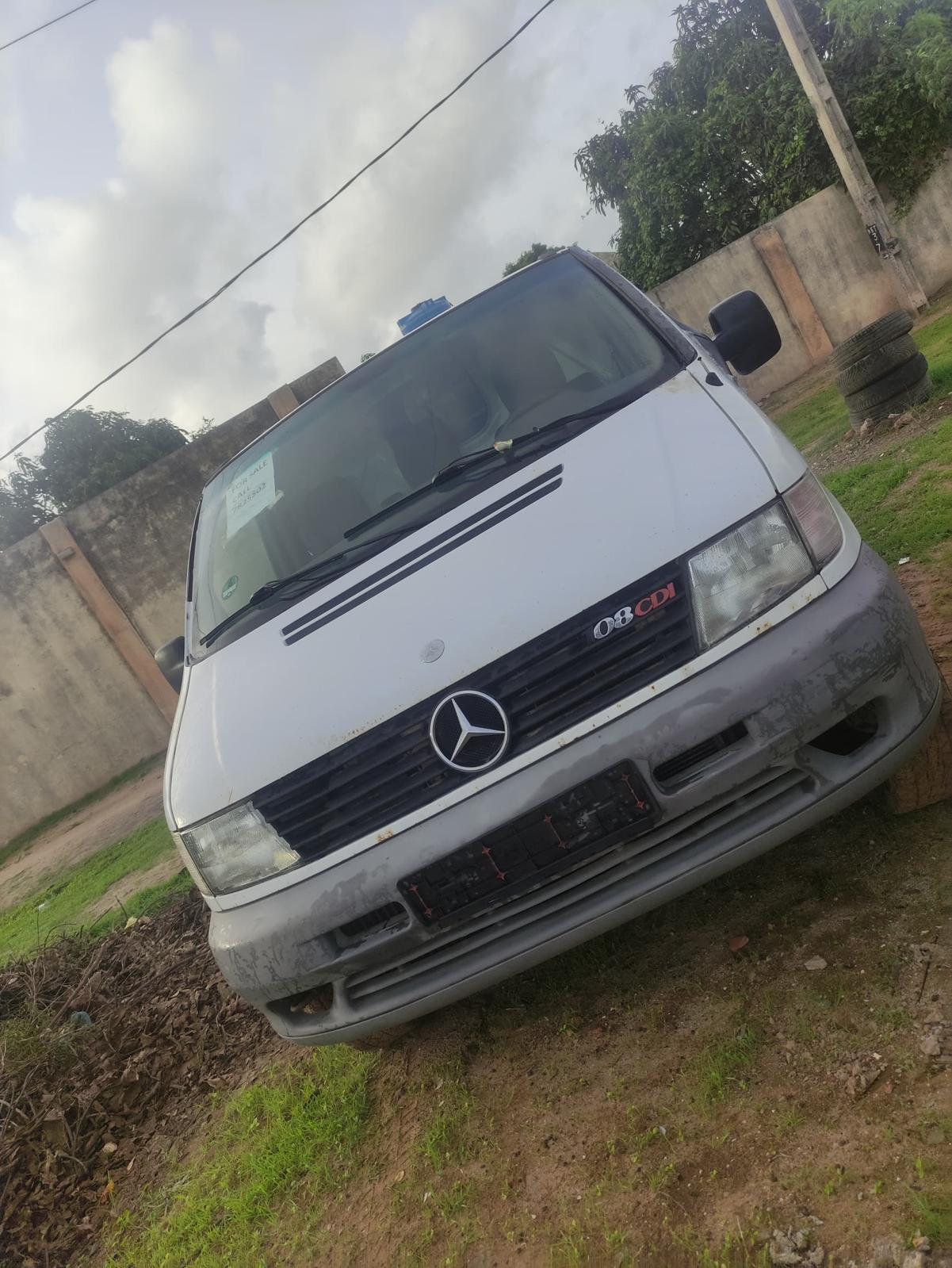 Kelder vol met spullen voor opruiming