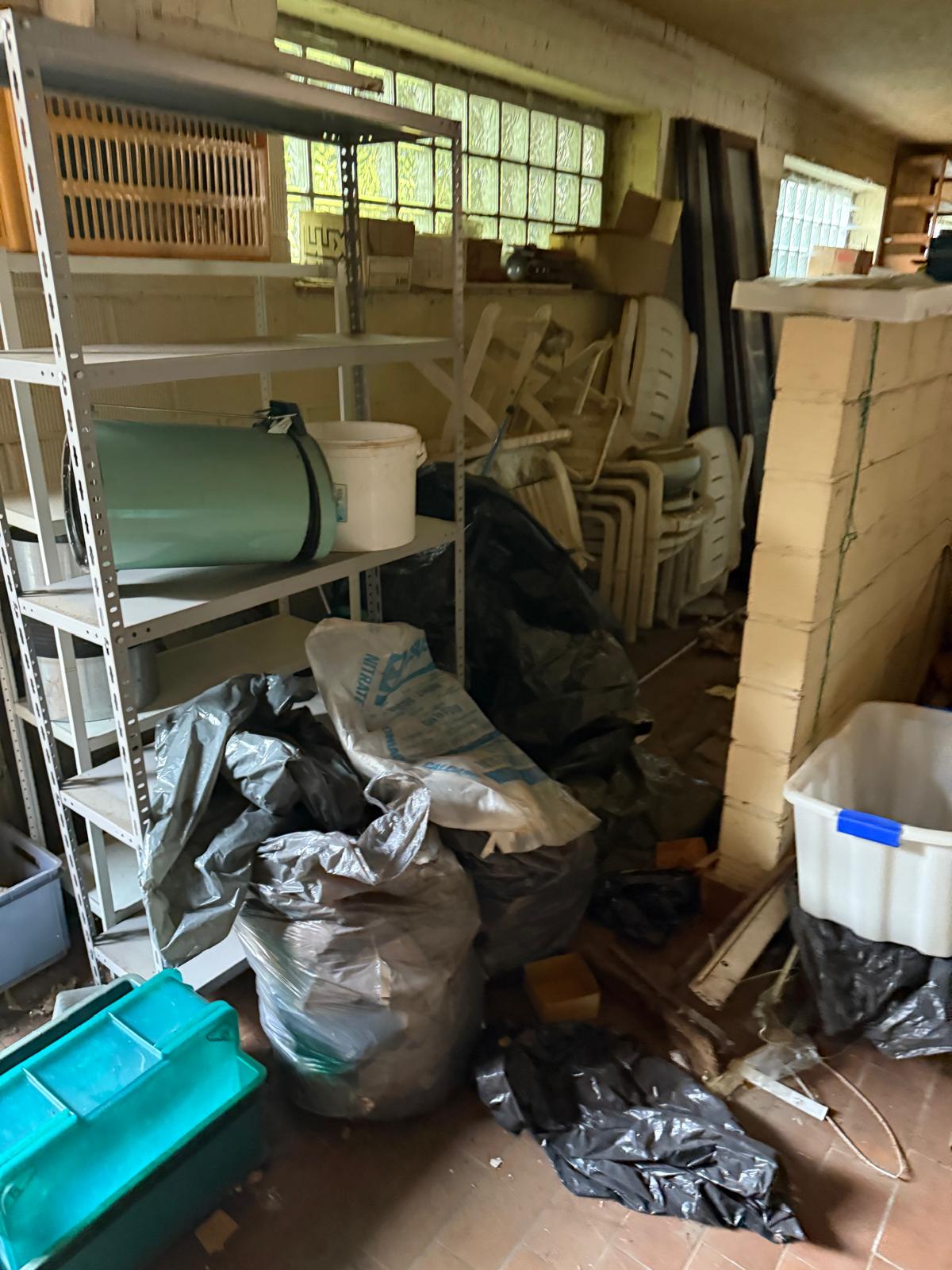 Complete antieke woonkamer inboedel met waardevolle meubels en decoraties opgekocht Wetteren